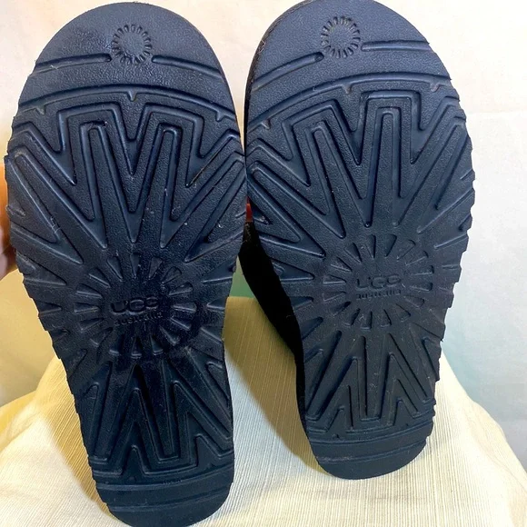 UGG- Brand New- Australia Classic Short. Color: Black 5825 BOOTS- Womens 9 - Picture 7 of 17